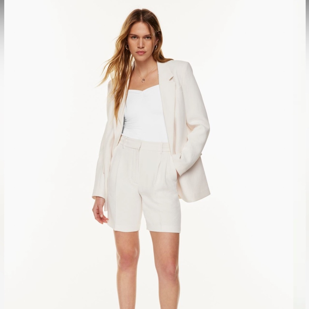 NWT ARITZIA Babaton PLEATED 7" SHORT